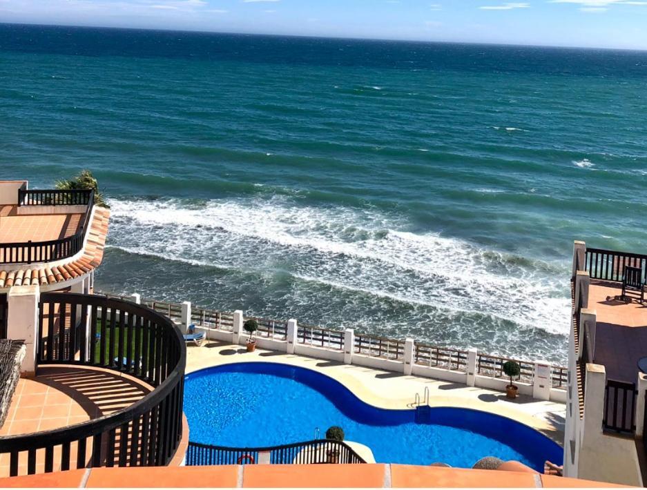 Beachfront Penthouse Apartment With Large Terrace And Breathtaking Sea Views Close To Marbella Spain Sitio de Calahonda Esterno foto