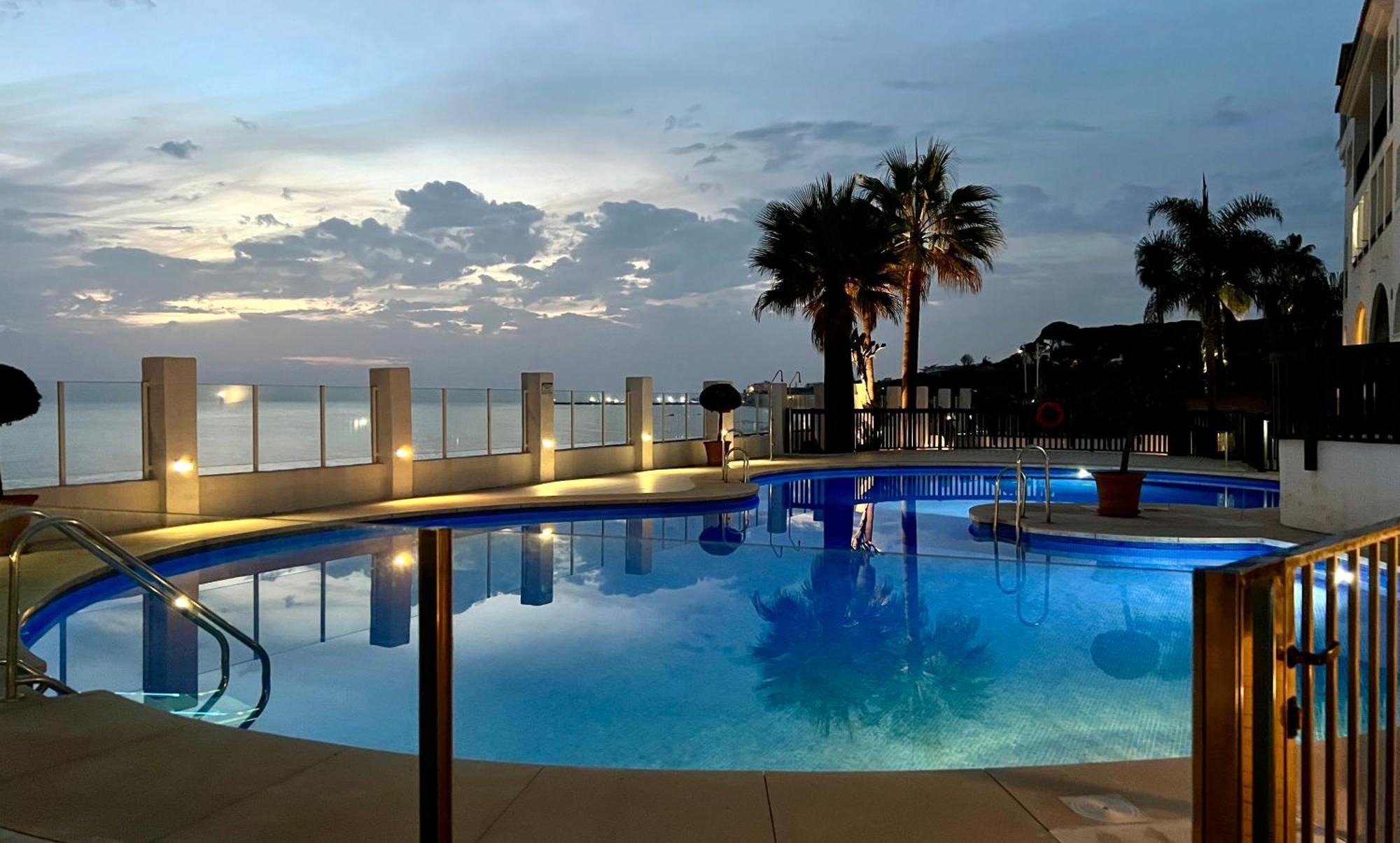 Beachfront Penthouse Apartment With Large Terrace And Breathtaking Sea Views Close To Marbella Spain Sitio de Calahonda Esterno foto